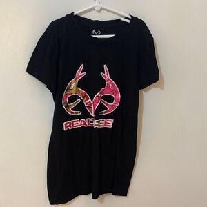 Women’s Small Realtree Black Tee with Pink camouflage logo.